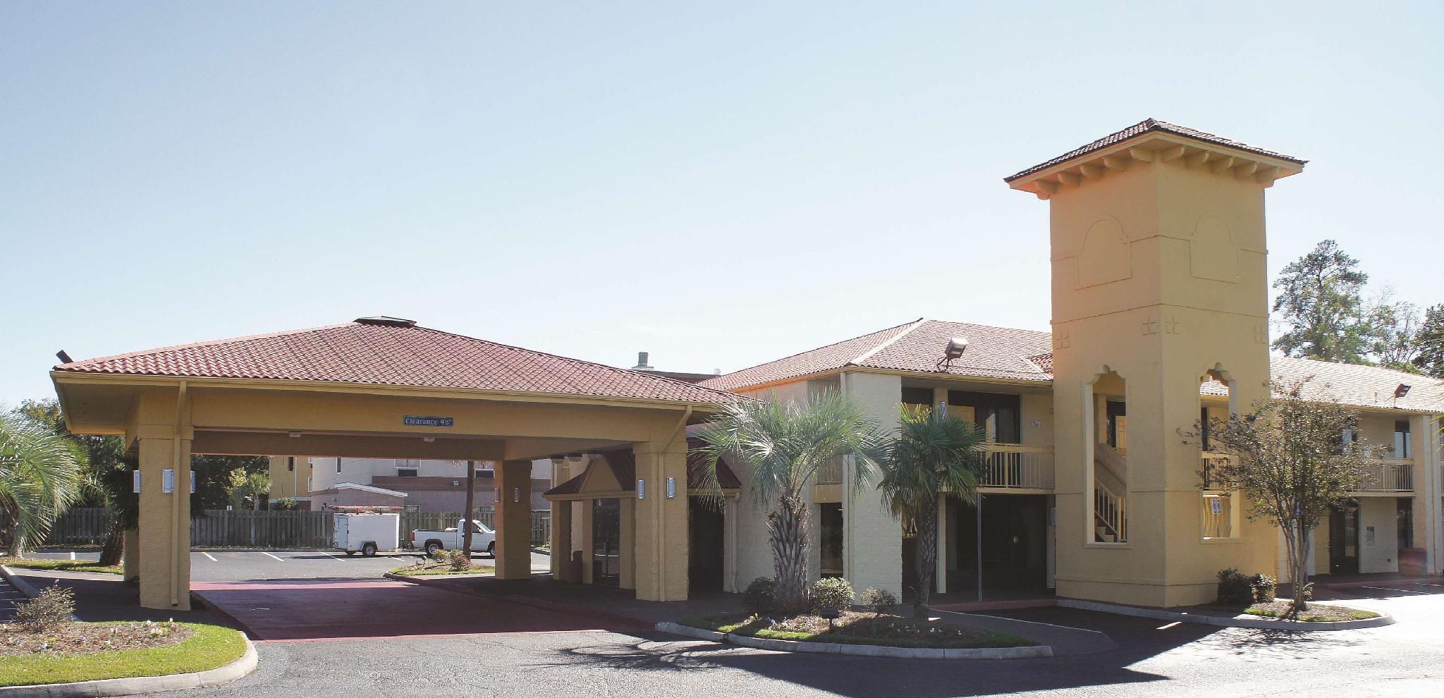 Super 8 By Wyndham Savannah Exterior foto