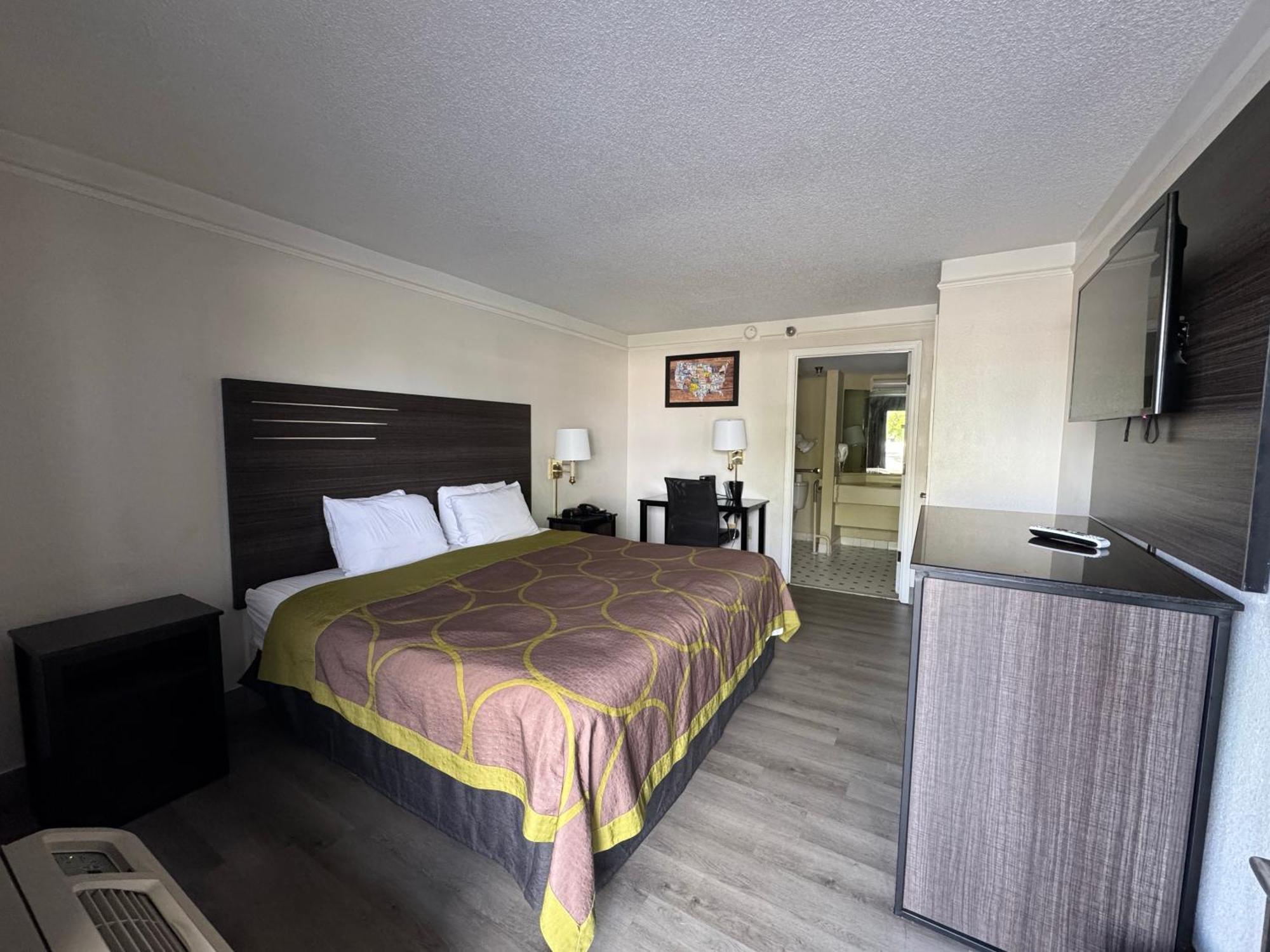 Super 8 By Wyndham Savannah Exterior foto