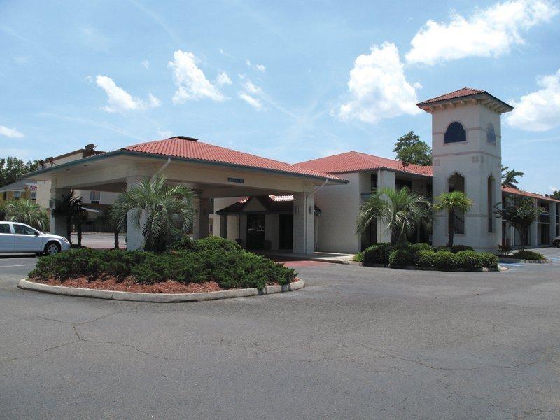 Super 8 By Wyndham Savannah Exterior foto