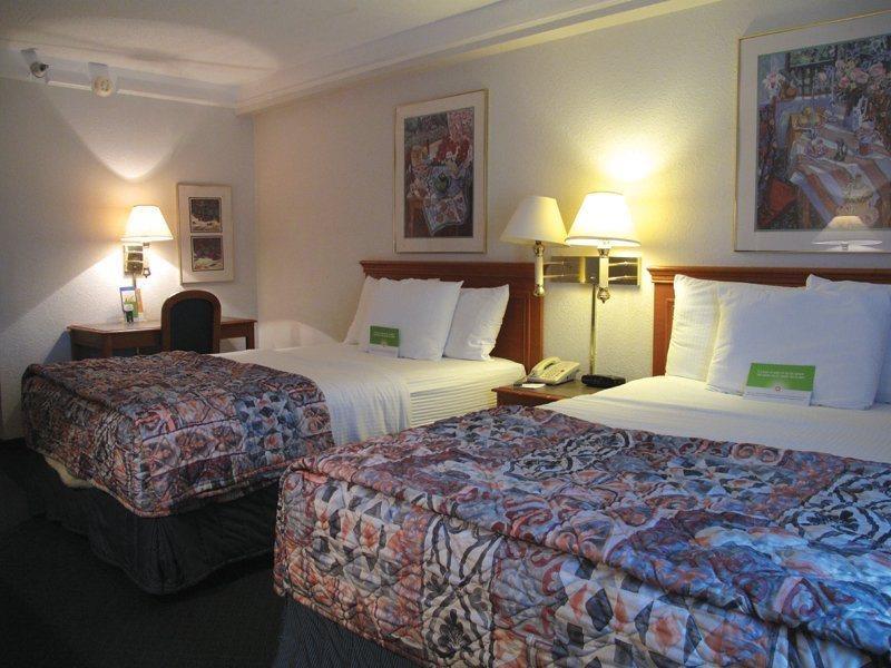 Super 8 By Wyndham Savannah Quarto foto